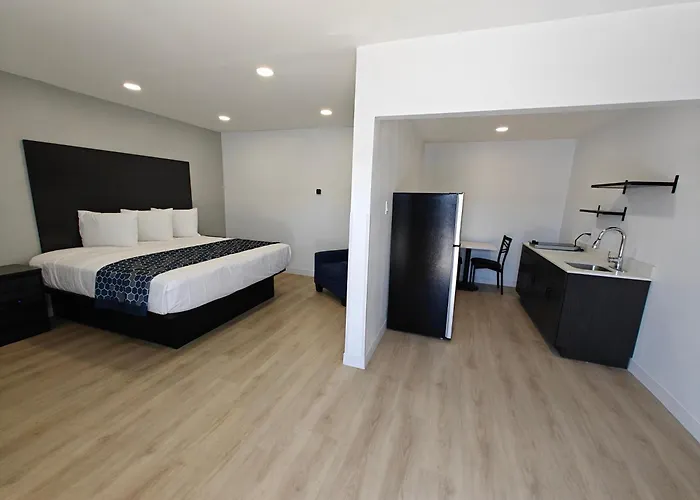Casa Blanca Inn And Suites