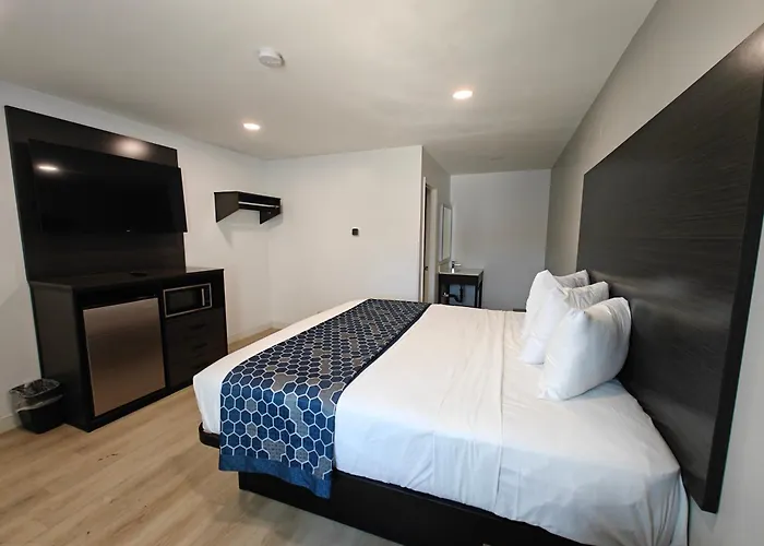 Casa Blanca Inn And Suites